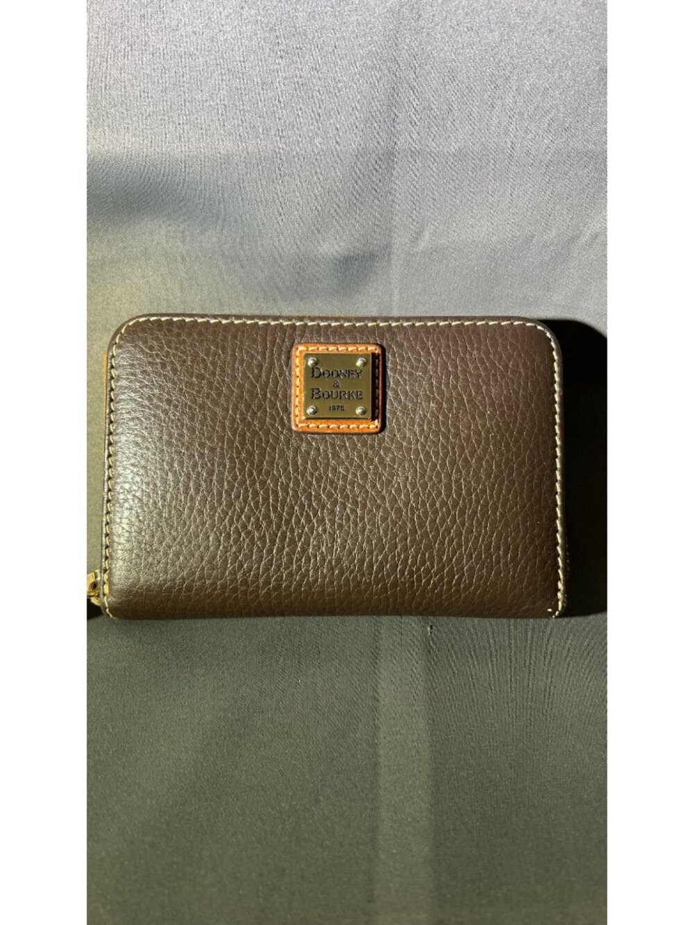 Dooney & Bourke Zip Around Brown Pebble Leather Wallet With Red Interior & Wrist - Picture 2 of 10